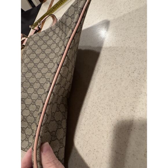 Gucci GG Supreme messenger bag with pink patent leather - Picture 9 of 15